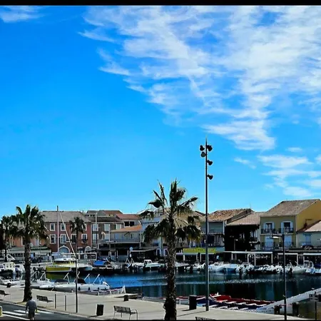 Sur Le Port De *